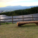 里山のアトリエ坂本分校様より、木製ベンチを寄贈いただきました