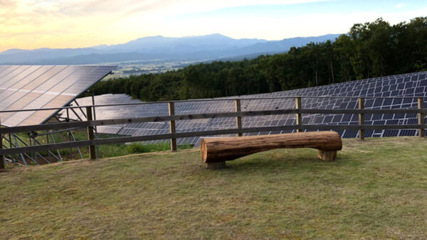 里山のアトリエ坂本分校様より、木製ベンチを寄贈いただきました